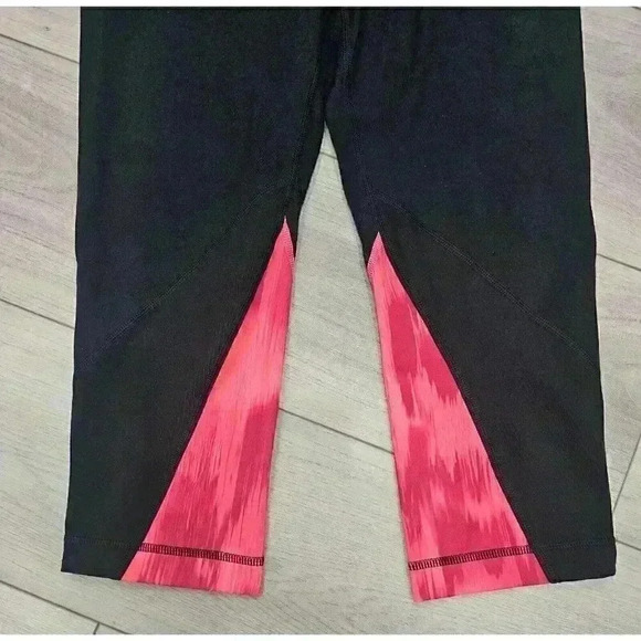 NWT Under Armour Women's Compression Capri Leggings Black Pink Size Small - Picture 5 of 8